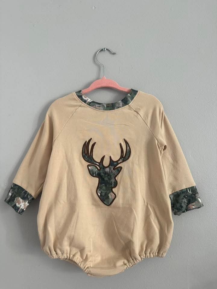 Camouflage hunting deer applique bubble